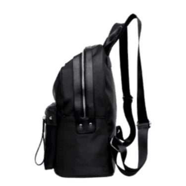 Mochila negra mujer usada de lado